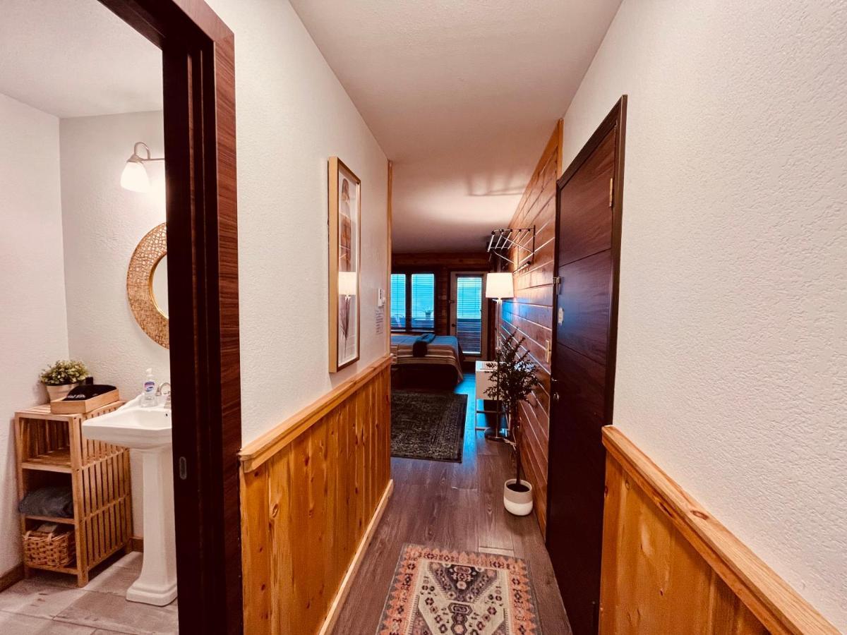 Doco Rocky Mountain Vacation Rental-Queen Suite With Resort Amenities グランビー エクステリア 写真