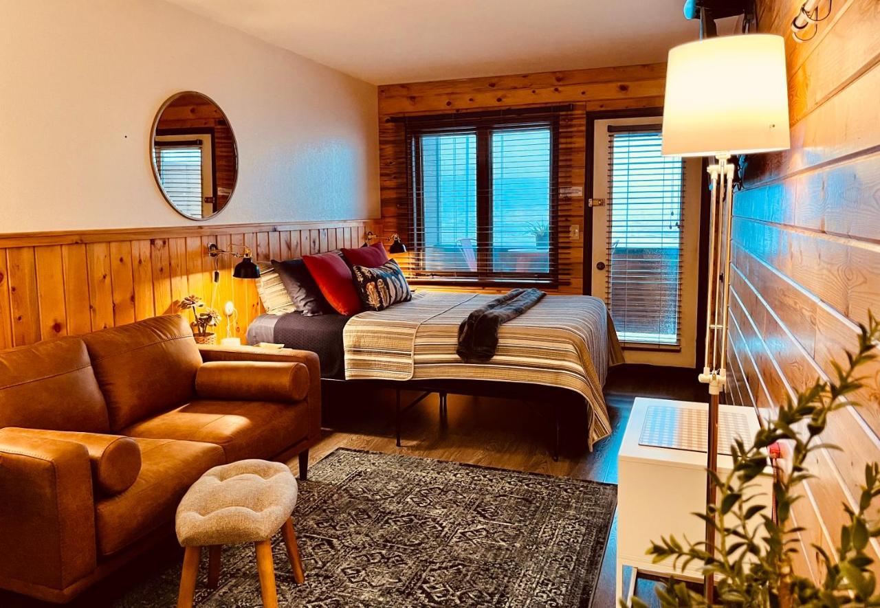 Doco Rocky Mountain Vacation Rental-Queen Suite With Resort Amenities グランビー エクステリア 写真