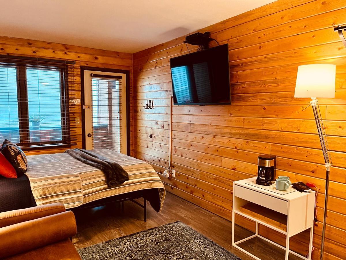 Doco Rocky Mountain Vacation Rental-Queen Suite With Resort Amenities グランビー エクステリア 写真